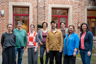 Acht Personen, die Verantwortlichen der teilnehmenden Unternehmen, stehen gemeinsam in einem Hof und posieren für ein Gruppenbild.
