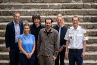 Drei Frauen und drei Männer, sowohl die Projektverantwortlichen der Beratungsstelle als auch Vertreter der Polizei, stehen auf einer Steintreppe für das Gruppenfoto aufgestellt und lächeln freundlich in die Kamera. Einer der Männer hat eine Polizeiuniform an.