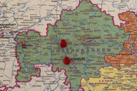 Landkarte von Unterfranken und Stecknadeln zur Standortmarkierung
