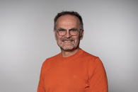 Referent laechelt in die Kamera