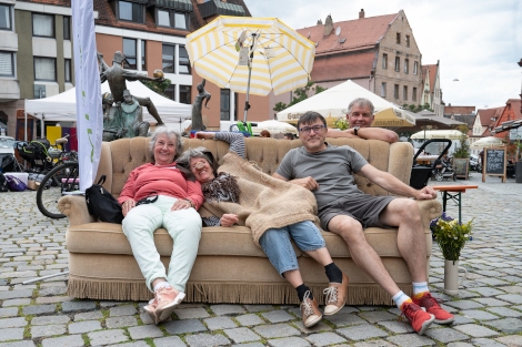 FZF-Leiterin Ute Zimmer als Schweinehund mit Freiwilligen aus der Öffentlichkeitsarbeit (Foto: Tanja Elm)