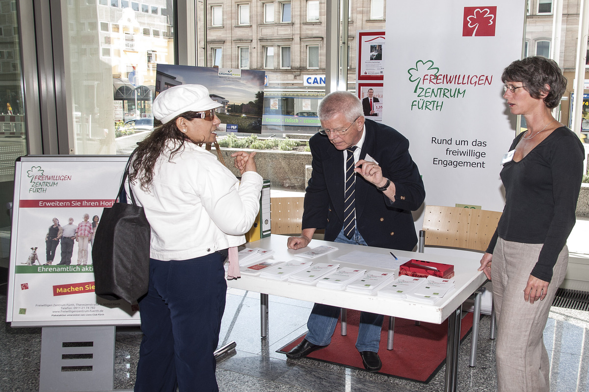 Jürgen Kluth an einem Infostand mit FZF-Leiterin Ute Zimmer, 2014. (Foto: Felix Trejo)