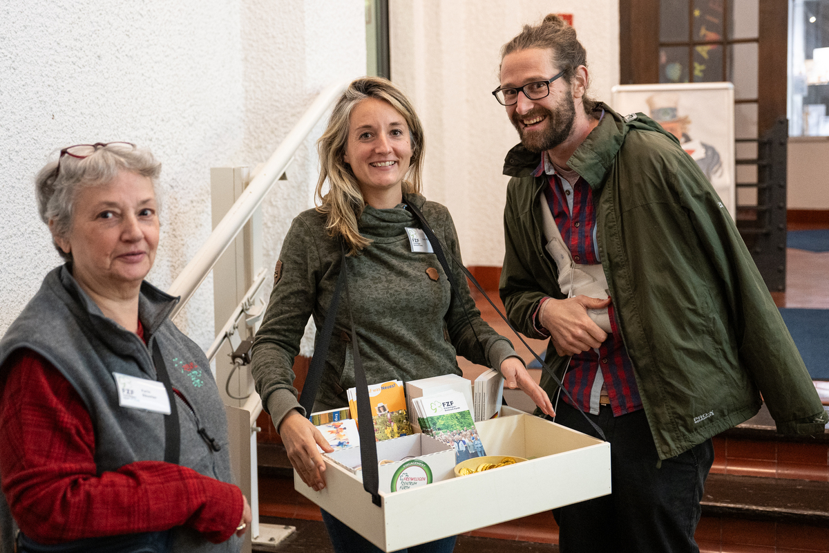 Mit einem Bauchladen voller Demokratie-Überraschungen lockte das FZF die Besucher/innen zu sich. (Foto: Tanja Elm)