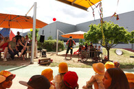 Ein Clown spielt Diabolo