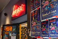 Man sieht den Eingang des Filmhauses mit Plakaten auf denen