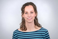 Mitarbeiterfoto der neuen Mitarbeiterin, eine junge Frau mit blonden Haaren.