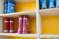 Gummistiefel in einem Regal