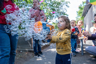 Ein kleines Mädchen macht Seifenblasen.