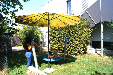 Die Kinder spielen im schützenden Schatten der Sonnenschirme. (Foto: Paula Stämmele)