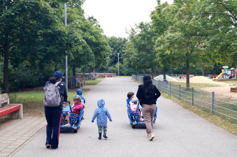 Mit den Krippenwagen im Stadtteil unterwegs! (Foto: Paula Stämmele)