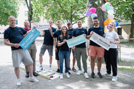 Ein Unternehmensteam steht zusammen im Außenbereich eines Altensheims