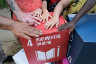 Hände über einer Box