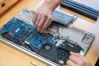 Jemand bastelt an Laptop-Hardware