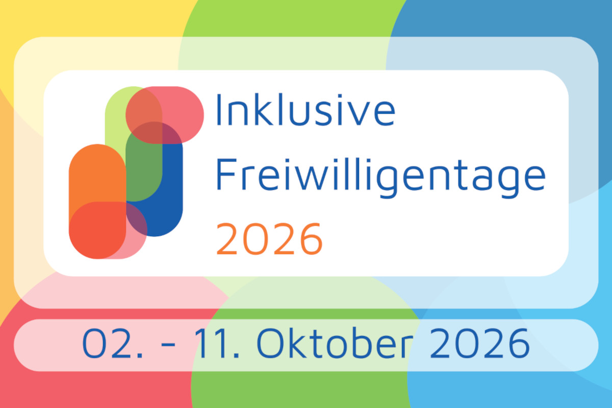 Vor einem gestreiften Hintergrund in den Farben gelb, grün und blau stehen der Schriftzug und das Datum der Aktionswoche.