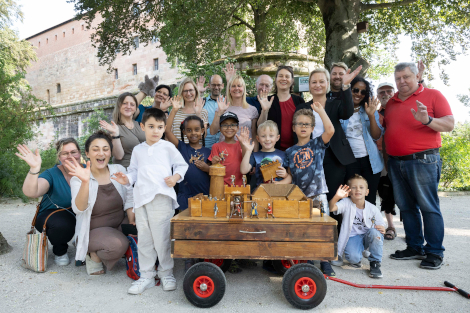 Kinder und Erwachsene vor einem Modell der Nürnberger Burg