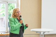 Die bayerischen Ehrenamtsbeauftragte Gabi Schmidt mit Mikrophon